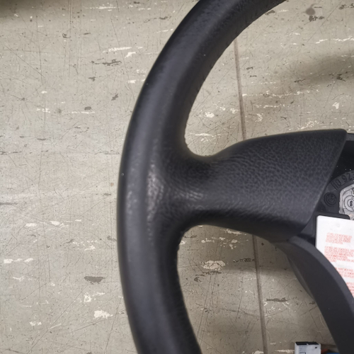 Lederlenkrad eines BMW vor der Aufbereitung