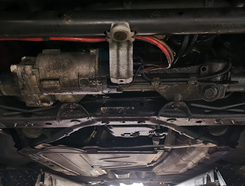 Motorraum eines BMW vor der Aufbereitung mit Trockeneis