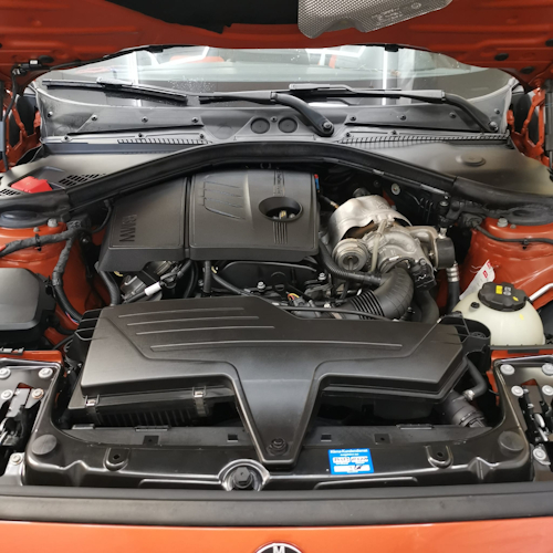 Motorraum eines BMW nach der Aufbereitung mit Trockeneis